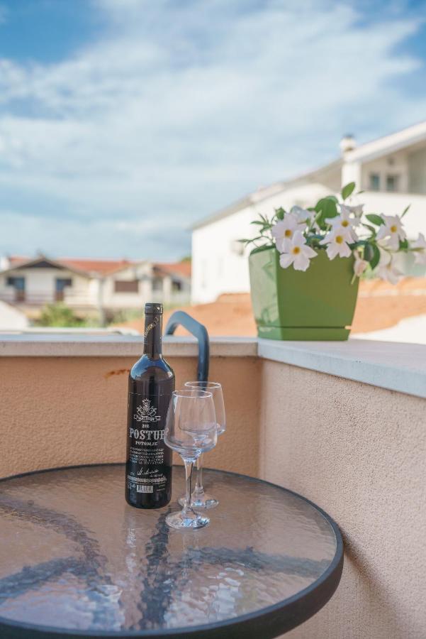 Apartmani NEDOKLAN Srima Bagian luar foto